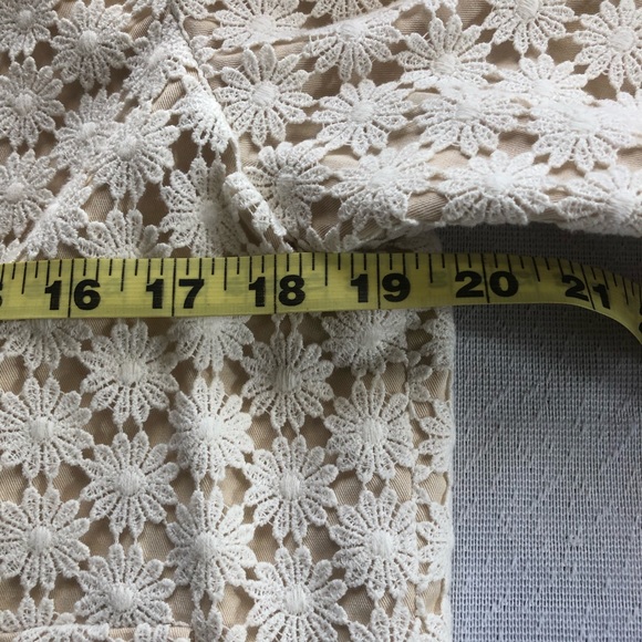 Women’s Talbots tan jacket featuring crochet floral overlay size 10 - Picture 11 of 11